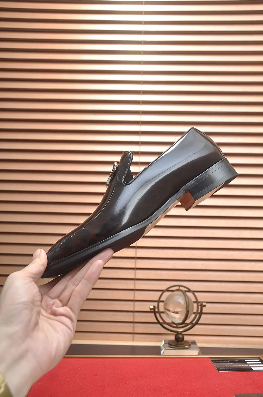 Men's shoes💰500💶Italy's top luxury men's shoe giant (GUCCI) (Gucci) (full cowhide lining) new arrival🍃Original European style🔰 Pleasant to the eye😍In order to make the shoes more durable and non-deformable🌀The production continues to follow traditional methods but there is still no lack of innovation💪Choose original sheepskin for the leather♻️ Smooth and natural And extra bright ⭐Made of imported cowhide, the first choice of rich people 38-45 (45 customized)